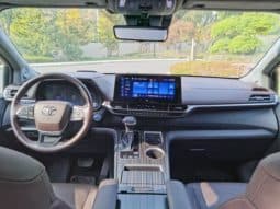 
										Toyota Sienna, 2022 full									
