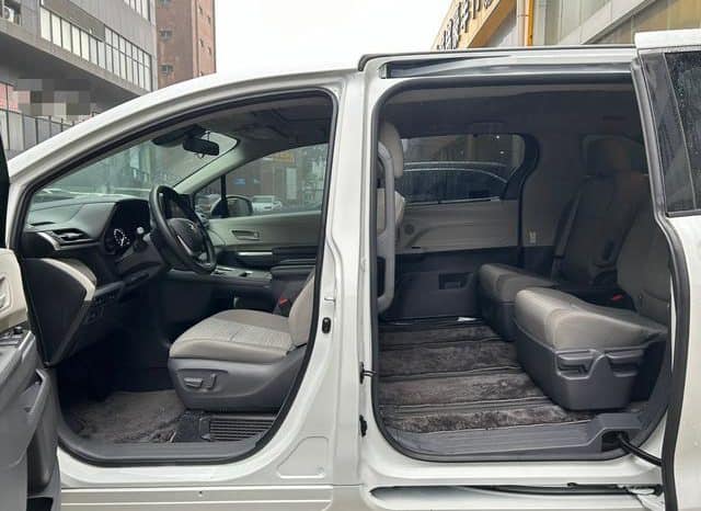 
								Toyota Sienna, 2023 full									
