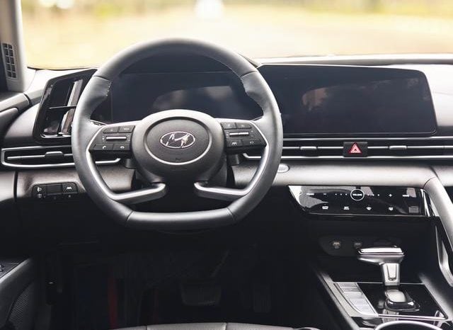 
								Hyundai Elantra (VII), 2023 full									