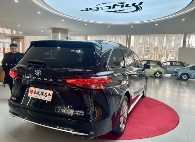 
								Toyota Sienna, 2024 full									