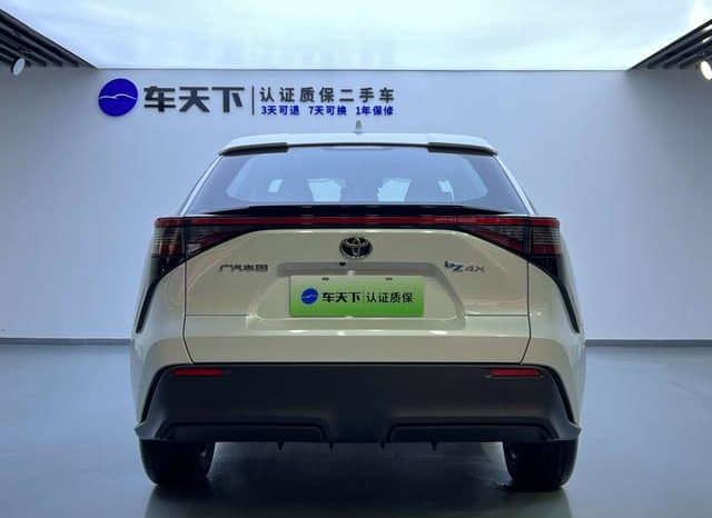 
								Toyota GAC Platinum 4X, 2025 full									