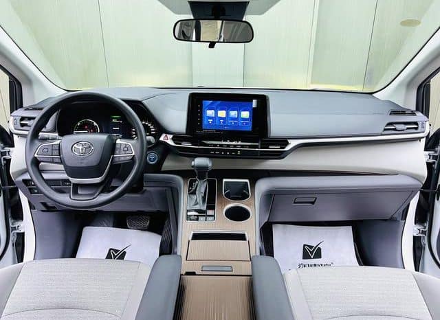 
								Toyota Sienna, 2024 full									