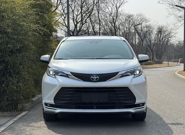 
								Toyota Sienna, 2023 full									