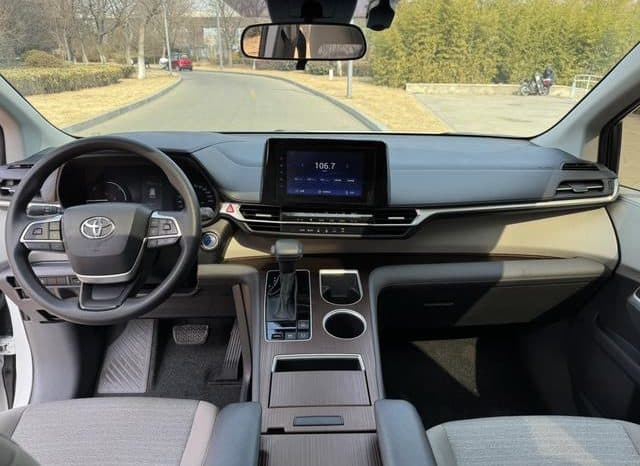 
								Toyota Sienna, 2023 full									