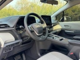 
										Toyota Sienna, 2023 full									