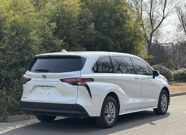 
								Toyota Sienna, 2023 full									