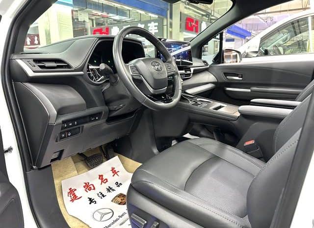 
								Toyota Sienna, 2023 full									