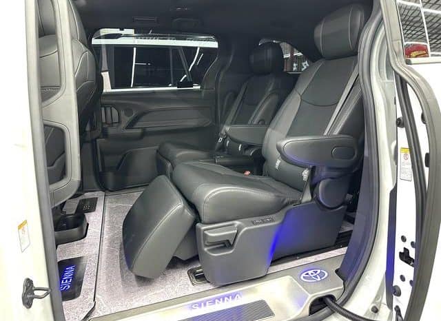 
								Toyota Sienna, 2023 full									