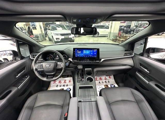 
								Toyota Sienna, 2023 full									